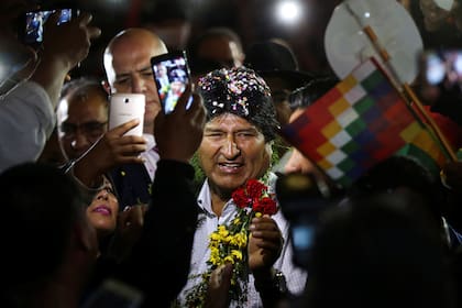 Bolivian President Evo Morales arrives at the Bolivia consulate in Buenos Aires, Argentina, October 19, 2018. REUTERS/Agustin Marcarian