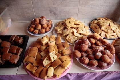 Bollos, torta frita y bizcochuelo, un menú que aunque procuran ampliar, se repite
