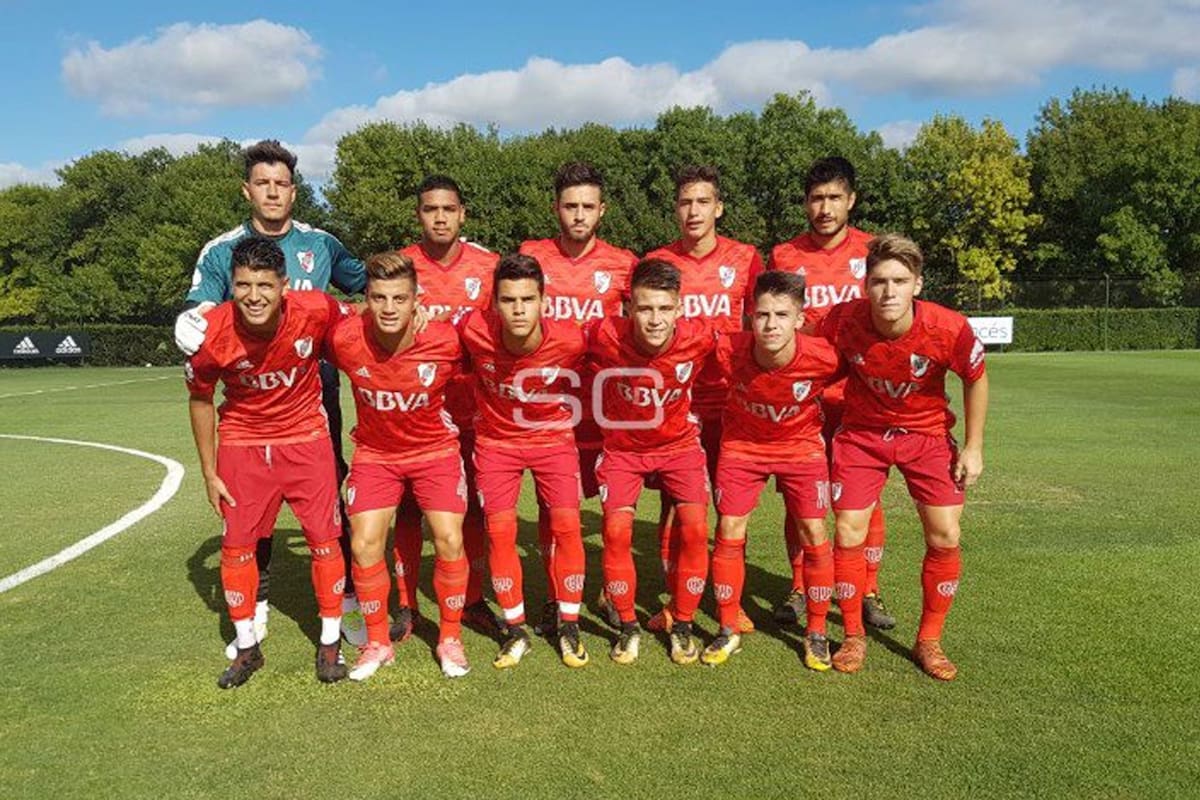 Bologna titular en la reserva, arriba a la izquierda; Lollo también jugó (arriba a la derecha)