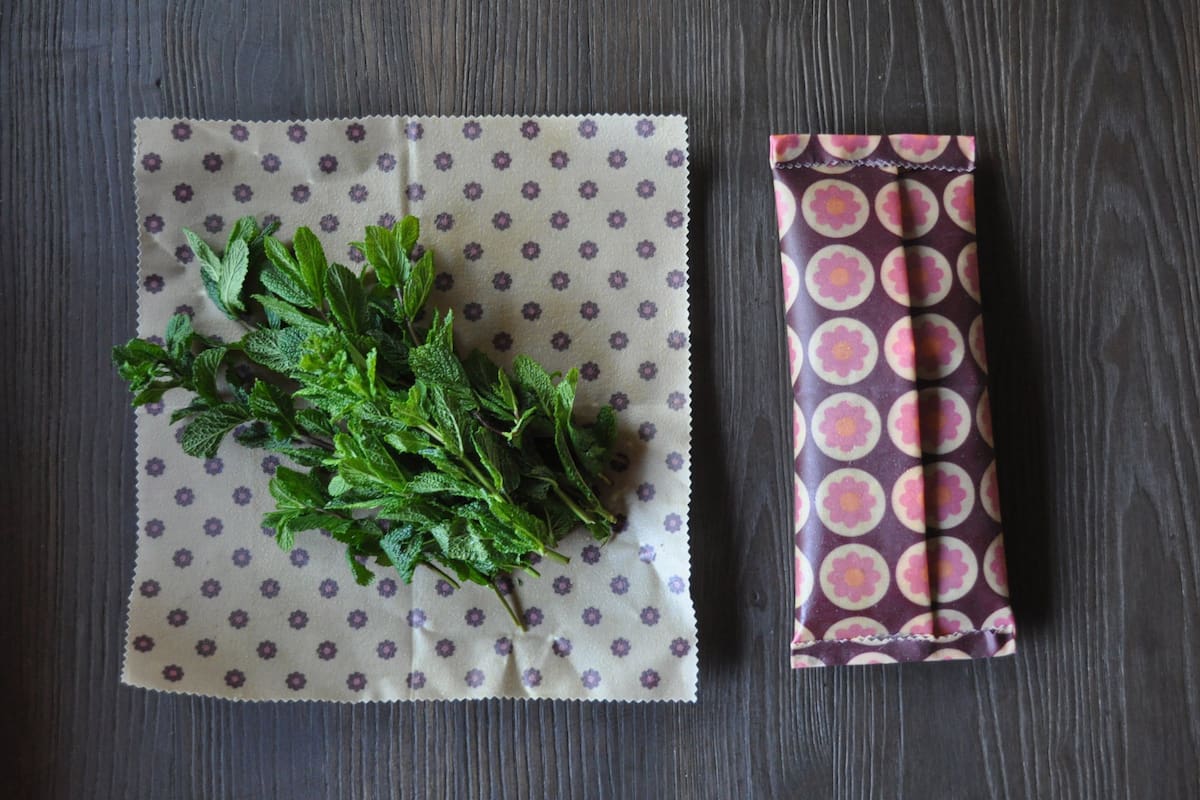 Bolsas biodegradables, linos, frascos, vidrios, paños de cera o siliconas son opciones para guardar los alimentos