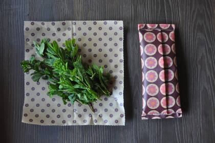 Bolsas biodegradables, linos, frascos, vidrios, paños de cera o siliconas son opciones para guardar los alimentos