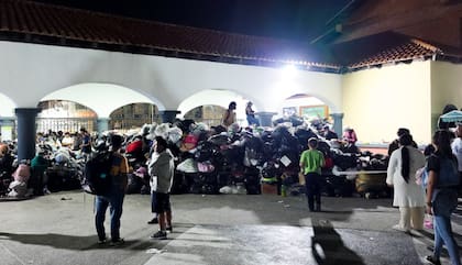 Bolsas con pertenencias que las personas pudieron sacar de sus hogares