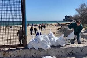 Bolsas de arena para defenderse de los impactos rusos en Odessa