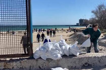 Bolsas de arena para defenderse de los impactos rusos en Odessa