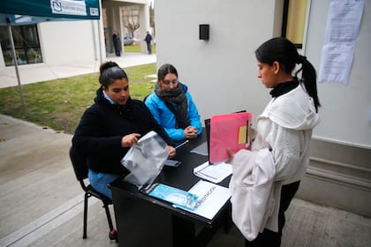 Bolsas precintadas con pertenencias personales, incluido teléfonos celulares, que debían quedar bajo los asientos durante la evaluación
