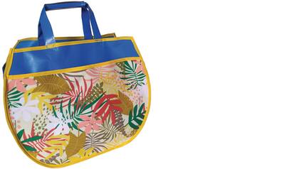 Bolso Coral hecho con material de pileta de lona recuperado, ideal para llevar las herramientas de jardín, ya que es muy resistente y lavable. Medidas: 35 cm de alto x 40 de ancho x 20 de fuelle. ($2.500; Harta Pacha)