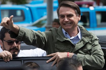 El candidato del PSL votó en la zona oeste de Río de Janeiro, acompañado por su esposa y rodeado de agentes del orden