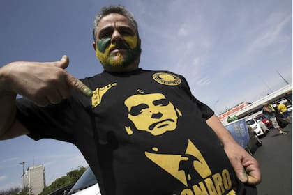 Un seguidor del polémico candidato ultraderechista, que ayer obtuvo el 47% de los votos en las elecciones de Brasil