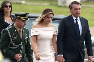 Bolsonaro, acompañado por su mujer Michelle, antes de dar el discurso en la escalinata del Planalto
