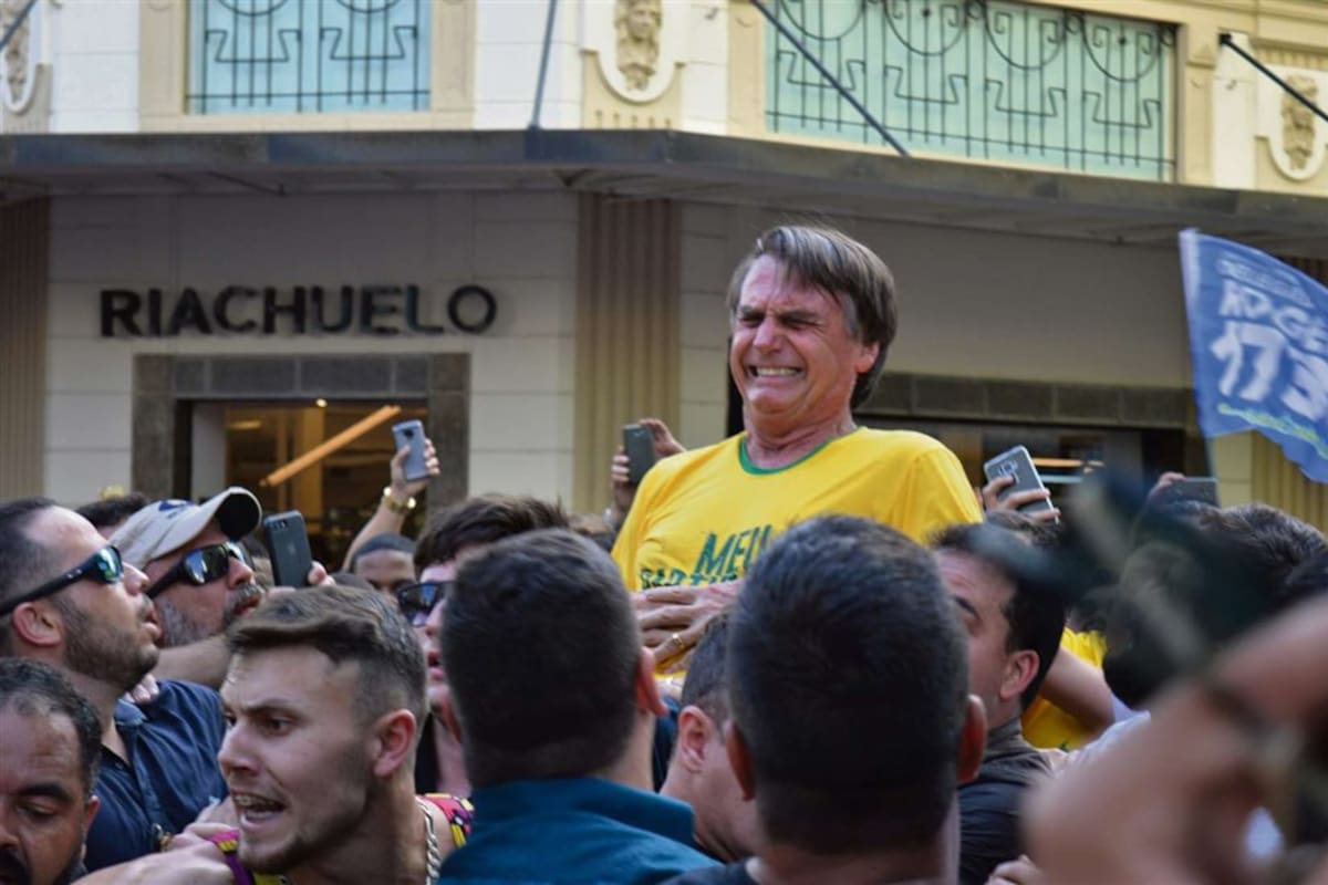 Bolsonaro, ayer, apenas un segundo después de ser acuchillado, en Juiz de Fora, estado de Minas Gerais
