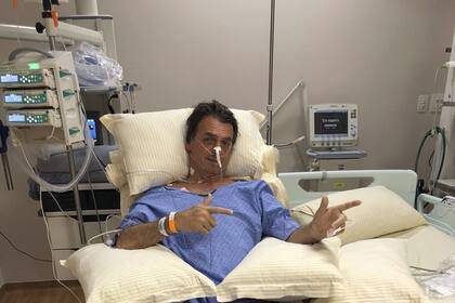Bolsonaro, ayer, gesticula con un arma invisible en el hospital