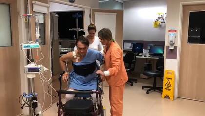 Bolsonaro camina por primera vez después del ataque
Fuente: Facebook Carlos Bolsonaro