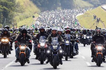 Bolsonaro (centro) liderando un enorme grupo de seguidores sin mascarilla en motocicleta en junio 2021