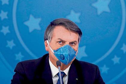 Bolsonaro, con barbijo, durante una conferencia de prensa el viernes último,195x102mm