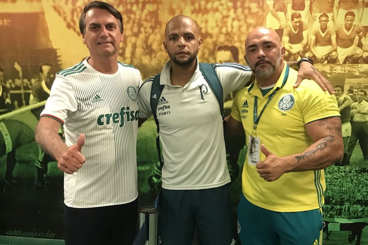 Bolsonaro con lla de Palmeiras, "su equipo" de San Pablo; en la foto con Felipe Melo (el del medio) rival de Boca el miércoles; el jugador festejó como pocos el triunfo del nuevo presidente