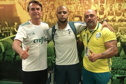 Bolsonaro con lla de Palmeiras, "su equipo" de San Pablo; en la foto con Felipe Melo (el del medio) rival de Boca el miércoles; el jugador festejó como pocos el triunfo del nuevo presidente