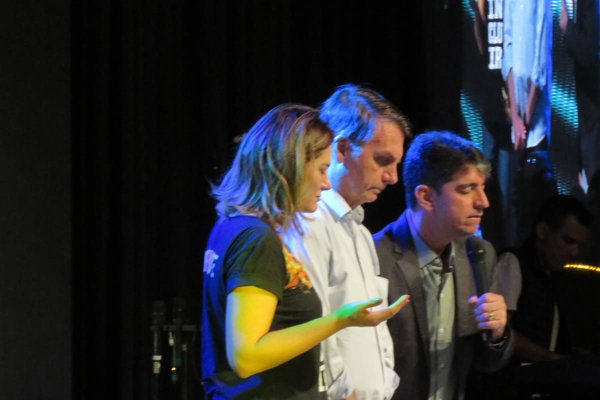 Bolsonaro, con su mujer, Michelle, y el pastor Josué