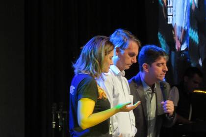Bolsonaro, con su mujer, Michelle, y el pastor Josué