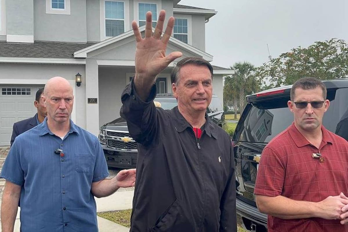 Bolsonaro, en la puerta de la casa donde se hospeda en Orlando