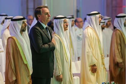 Bolsonaro escucha el himno brasileño durante su paso por Abu Dhabi