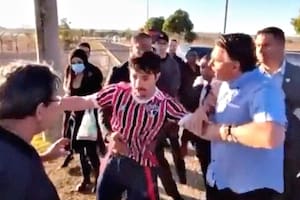 Bolsonaro forcejea con un youtuber que lo insultó el 18 de agosto frente a la residencia presidencial