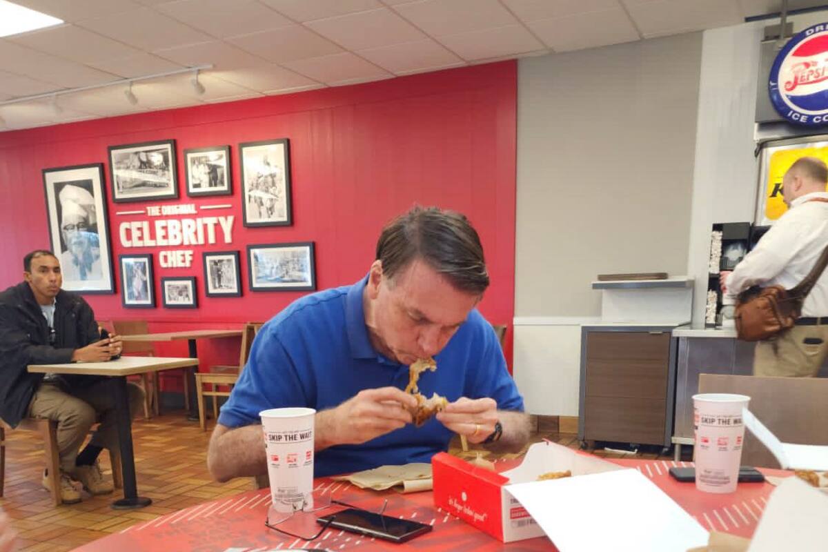 Bolsonaro fue fotografiado comiendo pollo frito en KFC en Orlando