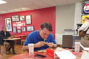 Bolsonaro fue fotografiado comiendo pollo frito en KFC en Orlando
