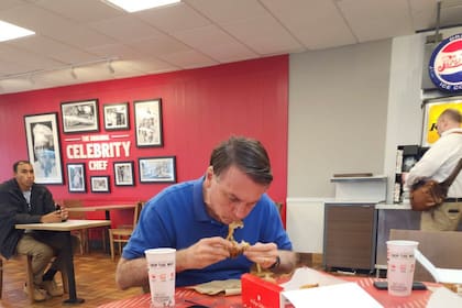 Bolsonaro fue fotografiado comiendo pollo frito en KFC en Orlando