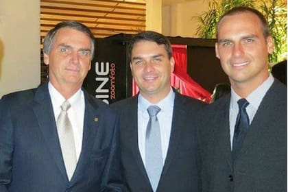 Bolsonaro, junto a sus hijos Flavio y Eduardo