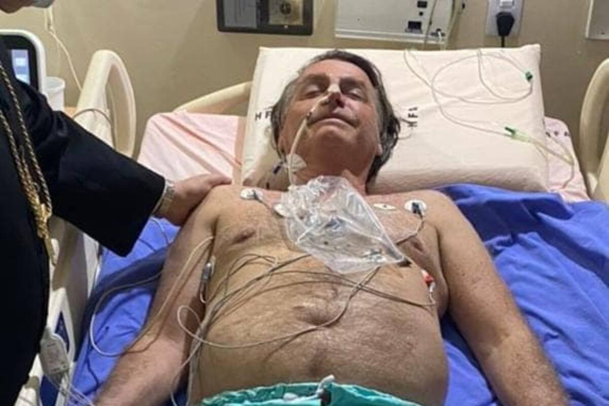 Bolsonaro publicó en Facebook una foto durante su internación en Brasilia