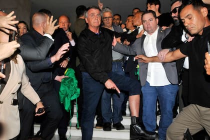 Bolsonaro se somete a cirugía por hernia doble