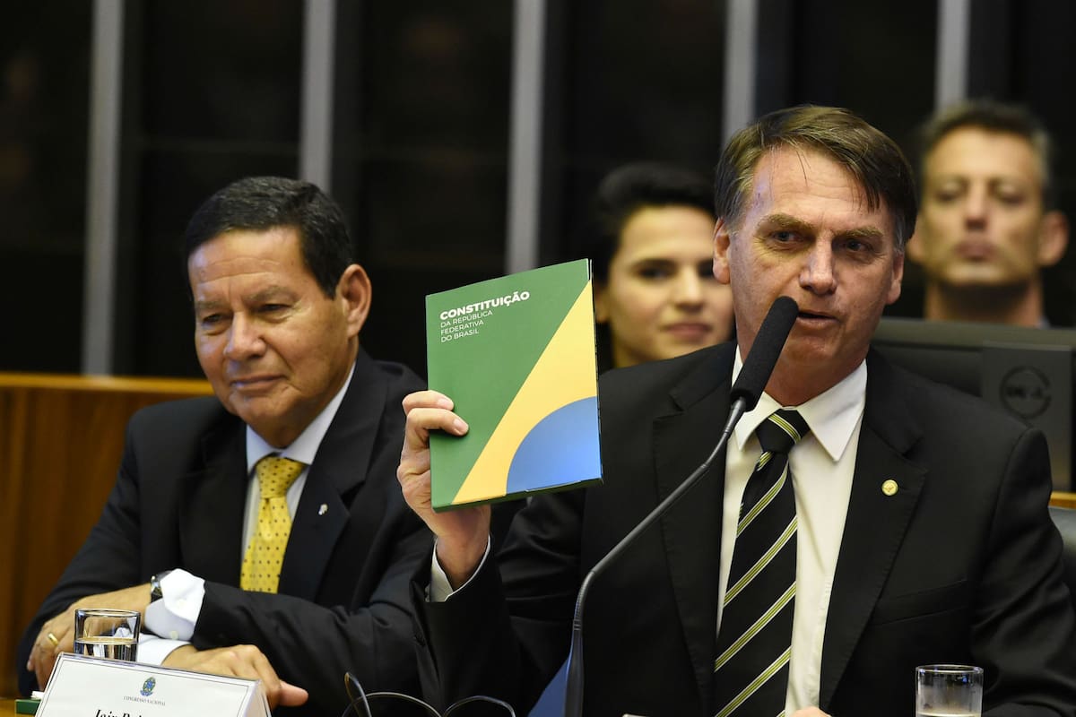 Bolsonaro sostiene la Constitución de Brasil, junto a su vicepresidente Hamilton Mourao