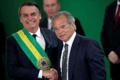 Bolsonaro y Guedes, su estratega económico, durante la ceremonia de ayer
