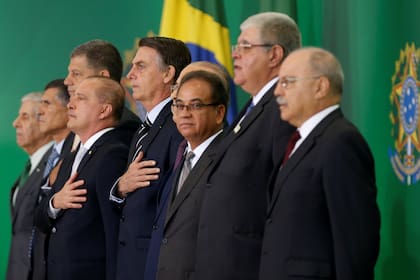 Bolsonaro y su equipo de gobierno, ayer, durante la ceremonia de presentación en el Palacio del Planalto