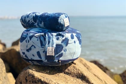 Bolster y zafu sustentables, hechos con textiles de descarte por mano de obra inclusiva