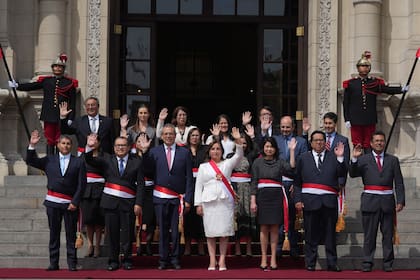 Boluarte, junto a su gabinete, en la escalinata del palacio de gobierno