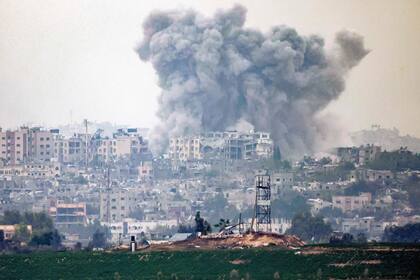 Bombardeo israelí sobre la Ciudad de Gaza. (Menahem KAHANA / AFP)