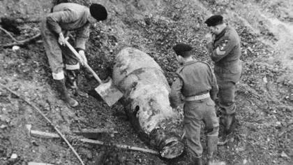 Bombas sin explotar han causado numerosas víctimas después de la guerra. En la foto, un ejemplar de 900 kilos encontrado a orillas del Támesis, en Londres, en 1959