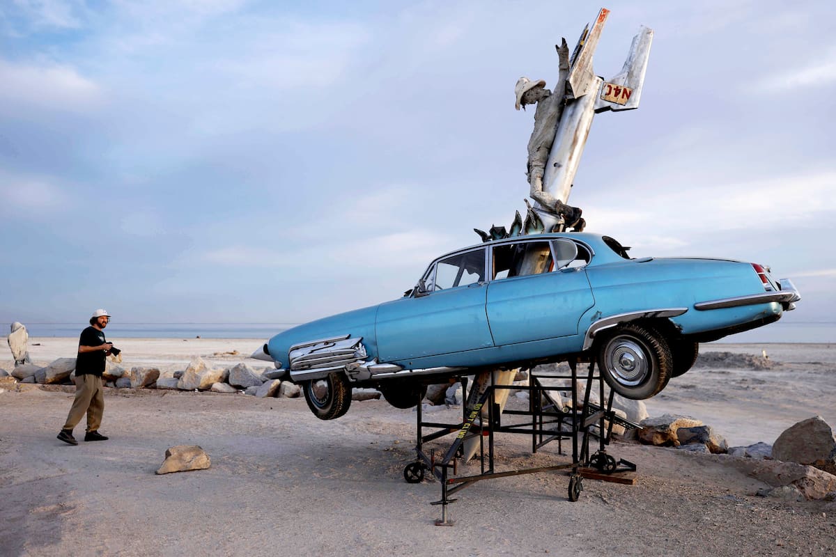 BOMBAY BEACH, CALIFORNIA - 29 DE ABRIL: Una persona toma fotos de la instalación artística "Welcome to Wonderland" de Sean Guerrero a orillas del Mar de Salton el 29 de abril de 2026 en Bombay Beach, California. California ha lanzado la Salton Sea Conservancy, su primera nueva organización de conservación en más de 15 años, con el objetivo de apoyar la restauración del hábitat a largo plazo y mejorar la calidad del aire alrededor del lago interior, que se encuentra en deterioro. El Mar de Salton, ubicado en el desierto del sur de California, se ha estado reduciendo durante décadas y ahora es casi el doble de salado que el océano, además de estar contaminado por contaminantes como la escorrentía agrícola. Se cree que un depósito de salmuera geotérmica bajo el Mar de Salton contiene una de las mayores reservas de litio del planeta, el mineral clave para la producción de baterías de iones de litio. El gobernador Gavin Newsom declaró la zona como "la Arabia Saudita del litio". Mario Tama/Getty Images/AFP (Foto de MARIO TAMA / GETTY IMAGES NORTH AMERICA / Getty Images vía AFP)