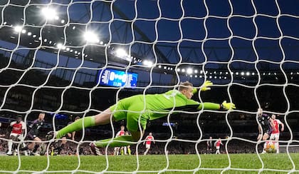 Bombazo de Saka (a la izquierda de la pantalla), que Manuel Neuer no puede detener
