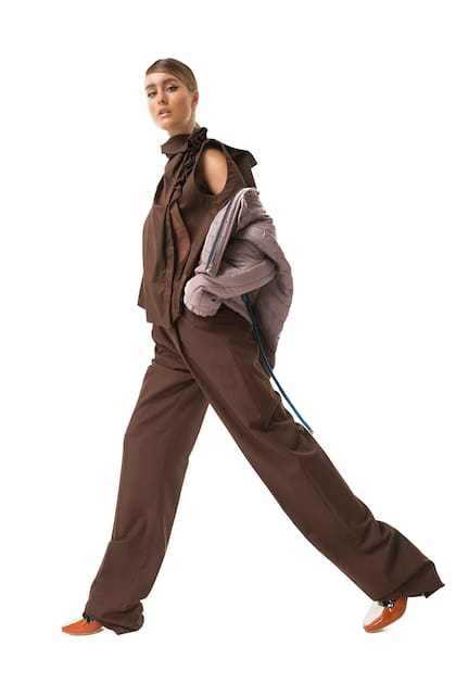 Bomber corta matelasseada con cordón regulable, top sin mangas irregular con frunce, recortes y detalle de volado (JT), mocasín combinado en cuero y charol con punta cuadrada (Mishka)