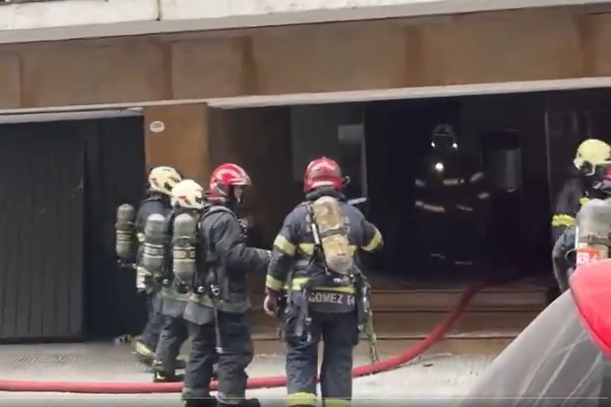Bombero trabaja en el lugar