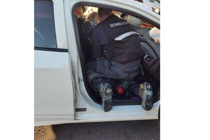 Bomberos ayudó a rescatar a las personas involucradas en el choque