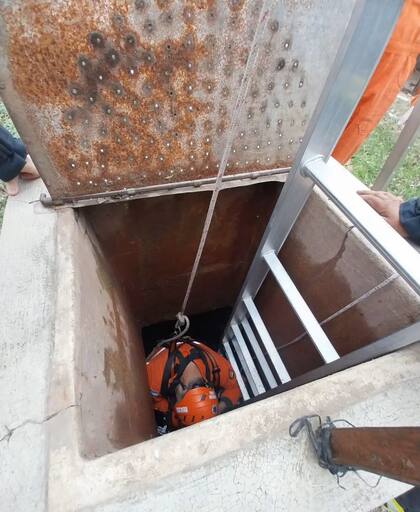 Bomberos bajan al aljibe donde cayó y murió un niño de cuatro años en Leones, Córdoba