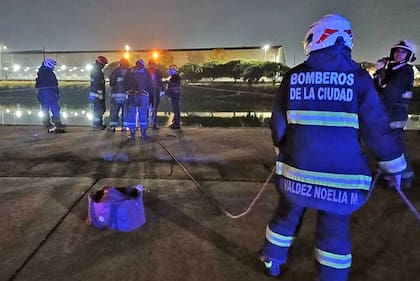 Bomberos buscan un cuerpo en el Riachuelo