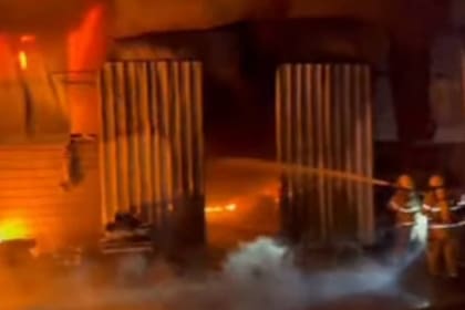 Bomberos combate un incendio de grandes dimensiones en una fábrica de Moreno