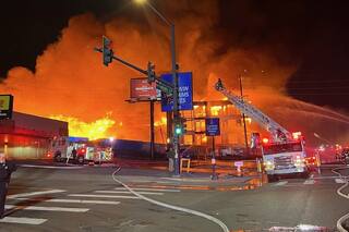 Bomberos combaten gran incendio en complejo de apartamentos en construcción en Denver