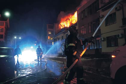 Bomberos combaten las llamas de una vivienda que fue impactada por un dron ruso en un vecindario residencial en Zaporiyia, Ucrania, el sábado 1 de marzo de 2025. (AP Foto/Kateryna Klochko)