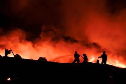Bomberos combatieron el fuego durante todo el fin de semana