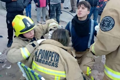 Bomberos de Barracas Pompeya asisten a Noelia Del Valle, la joven atropellada
